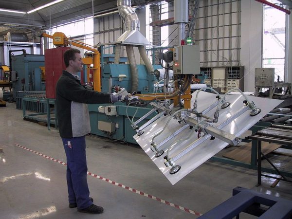 Pivoting metal vacuum lifter